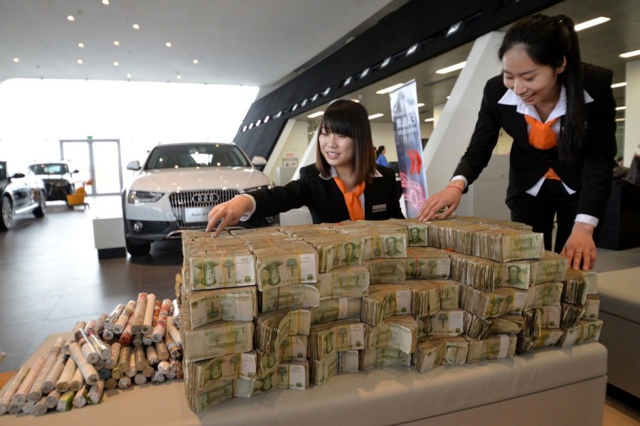 Il verse 119 300 RMB en petite monnaie pour l'achat d'une voiture ! (2)