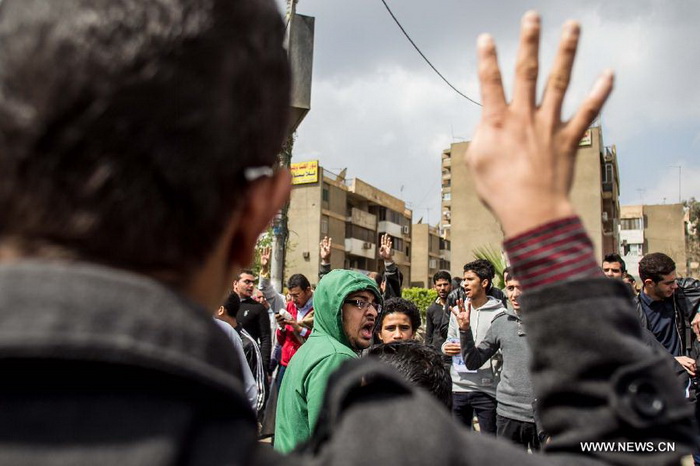 Des défilés pro-Morsi provoquent des heurts et arrestations à travers l'Egypte (3)