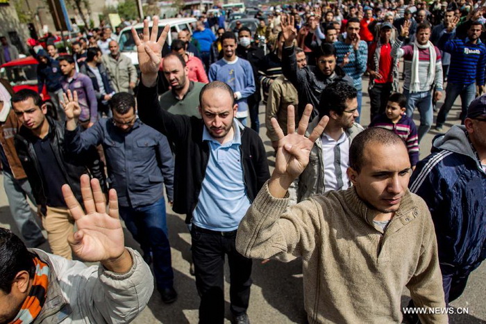 Des défilés pro-Morsi provoquent des heurts et arrestations à travers l'Egypte (2)