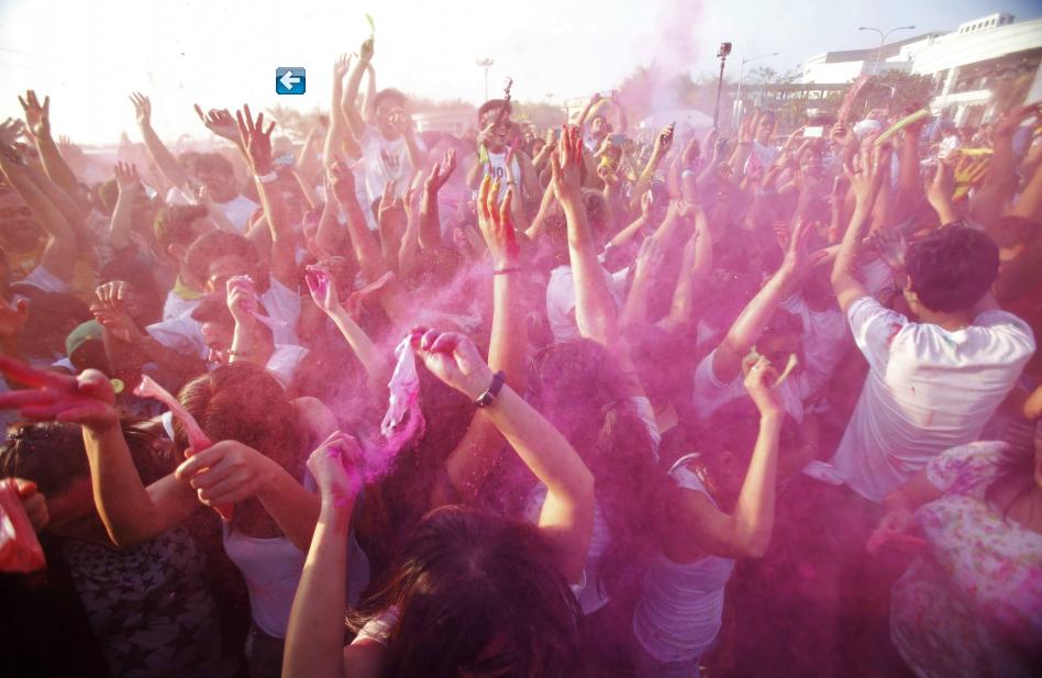 La foule dans le rythme de la danse et des jets de couleurs pour célébrer Le Festival du Holi dans un centre commercial à Pasay city, du métro de Manille,le 16 mars 2014. [photo/agences]