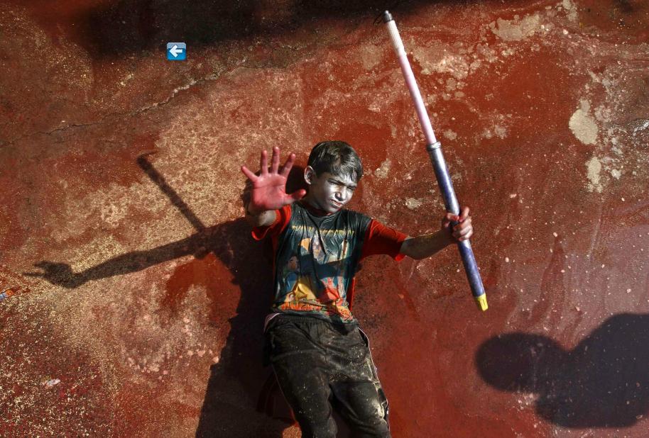 Une bataille de jets de couleurs entre jeunes, lors des célébrations du Holi dans la ville indienne méridionale de Chennai, le 16 mars 2014.