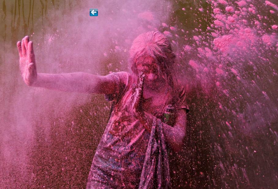 Une bataille de jet de couleurs entre jeunes filles, lors des célébrations du Holi dans la ville indienne méridionale de Chennai, le 16 mars 2014.