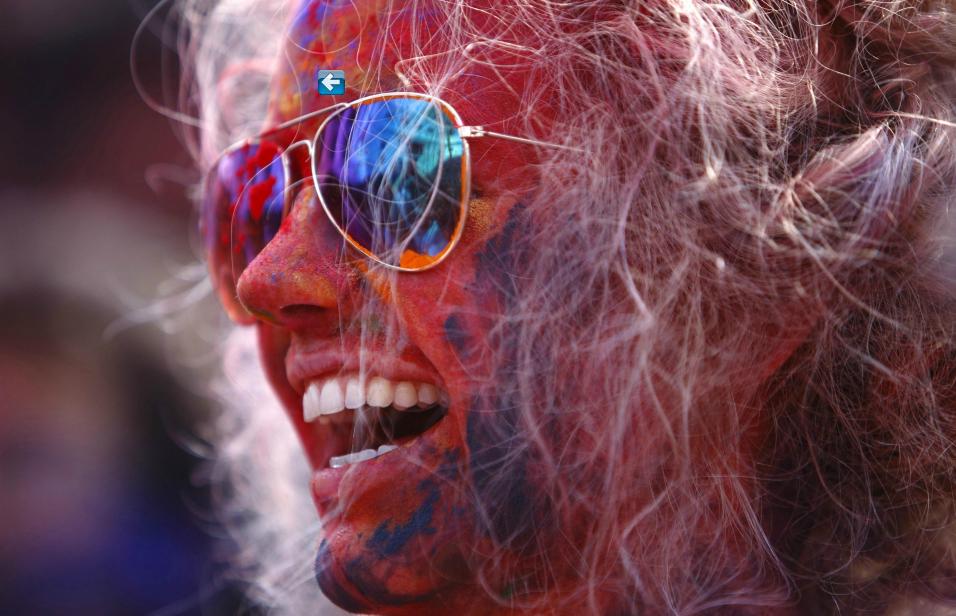 A Katmandou, un touriste célèbre le Holi, le Festival des couleurs, le 16 mars 2014.
