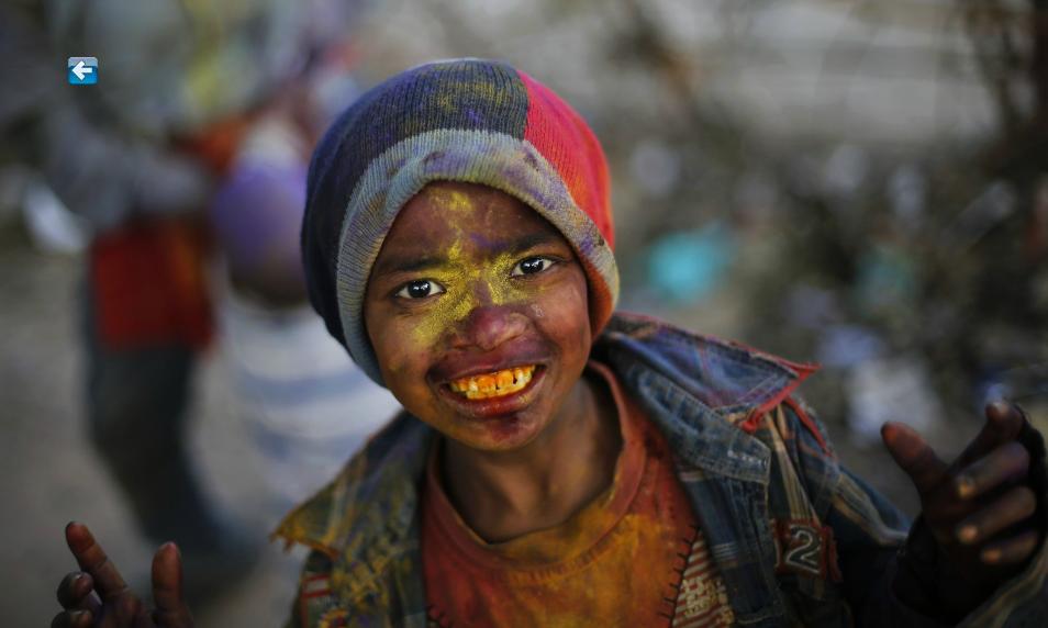 Un jeune garçon devant l'objectif, en plein célébration du « Holi », le festival indien des couleurs, à New Delhi, le 14 mars 2014.