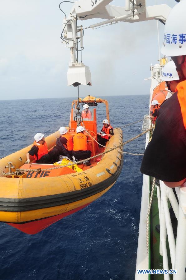 Chine : le plus grand navire de secours rejoint les opérations de recherche de l'avion disparu (3)