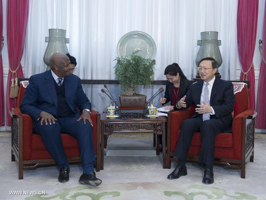Yang Jiechi s'engage à intensifier la coopération avec l'Ouganda
