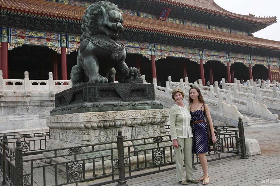 Le 8 août 2008, la premère dame américaine d'alors Laura Bush et sa fille visitent la Cité interdite lors de la visite d'Etat de son mari George W. Bush en Chine pour participer à la cérémonie d'ouverture des JO de 2008.