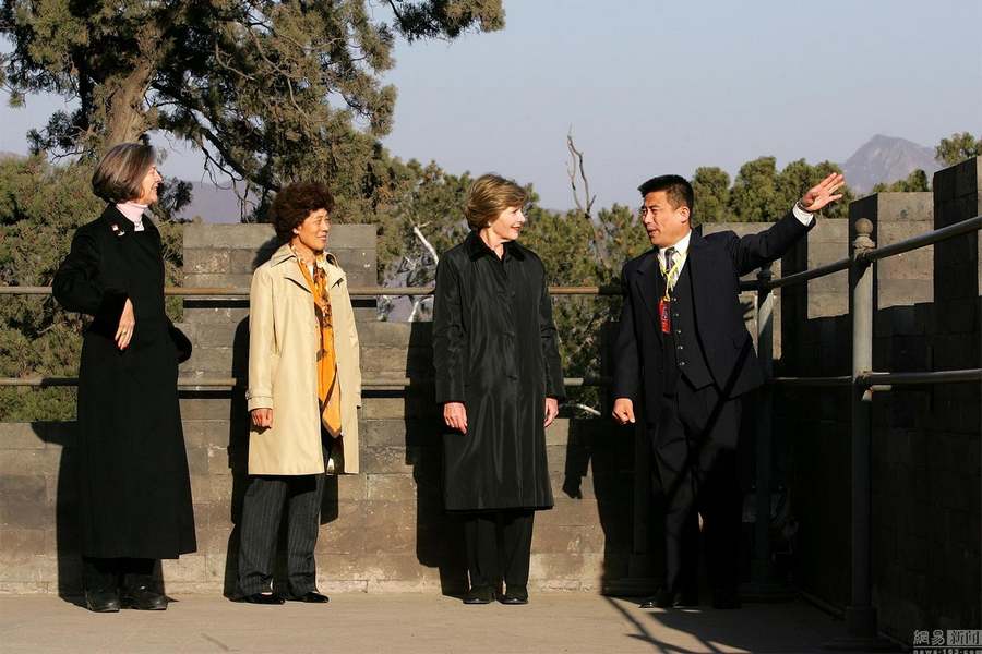 Le 20 novembre 2005, la première dame d'alors Laura Bush visite les tombeaux impériaux de la dynastie des Ming dans la banlieue de Beijing. 