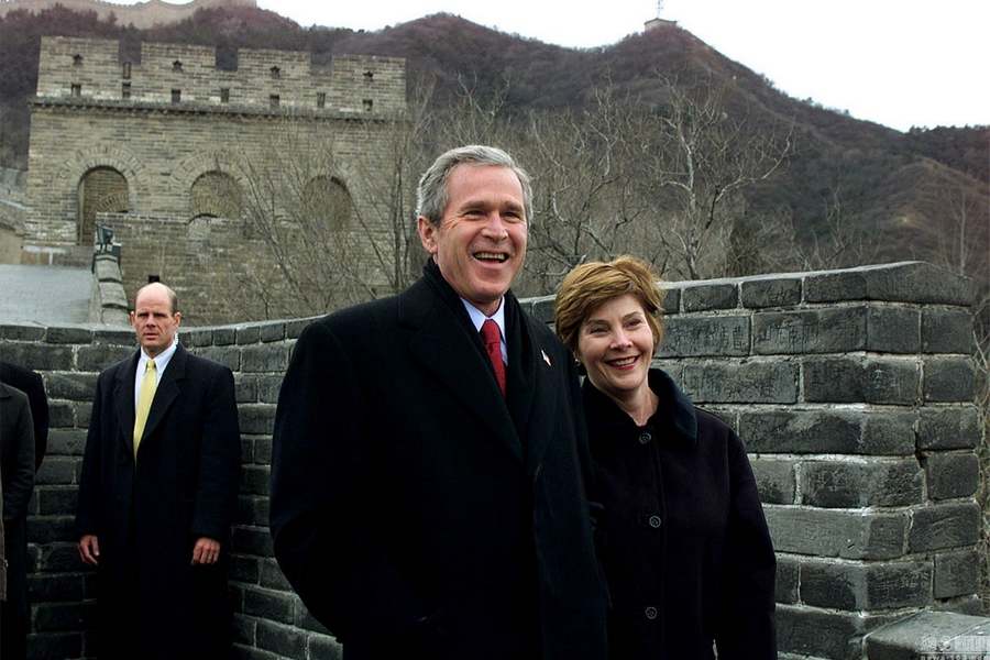 Le 22 février 2002, le président américain d'alors George W. Bush et son épouse visitent la Grande Muraille.