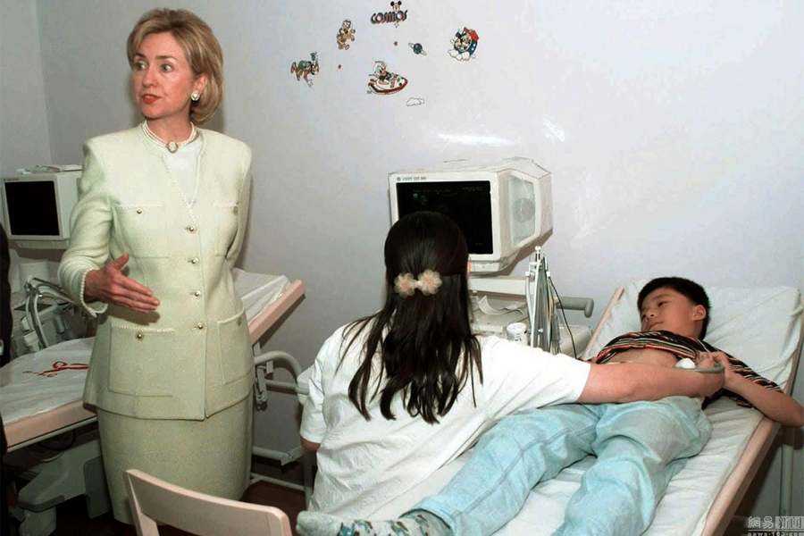 Le 30 juin 1998, la première dame d'alors Hillary Clinton rend visite aux malades d'un hôpital pour enfants à Shanghai.
