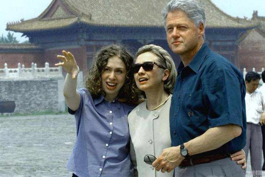 Le 28 juin 1998, le président américain d'alors Bill Clinton visite la Cité Interdite avec son épouse et sa fille.