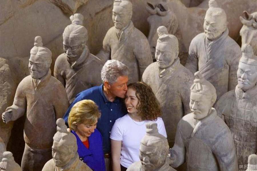Le 26 juin 1998, le président américain d'alors Bill Clinton visite le Musée des guerriers et chevaux en terre cuite à Xi'an, en compagnie de son épouse et de sa fille. 