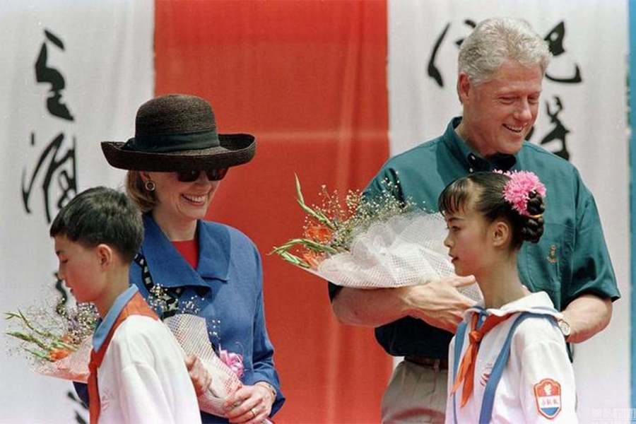 Le 26 juin 1998, le président américain d'alors Bill Clinton et son épouse Hillary reçoivent des bouquets de fleurs des élèves d'une école à Xi'an.