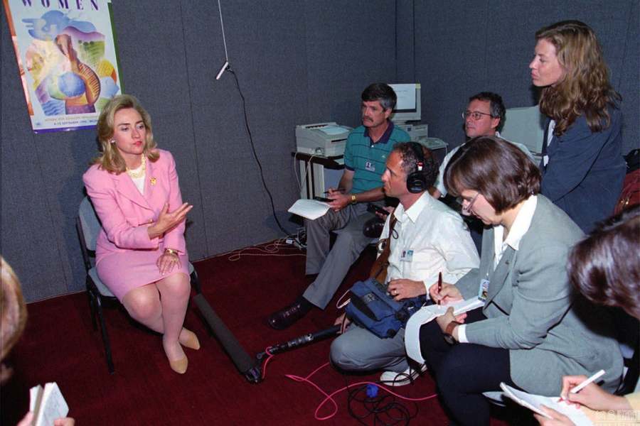 En septembre 1995, la première dame d'alors Hillary Clinton, en tant que chef d'honneur de la délégation américaine, participe à la 4e Conférence mondiale sur les femmes tenue à Beijing.