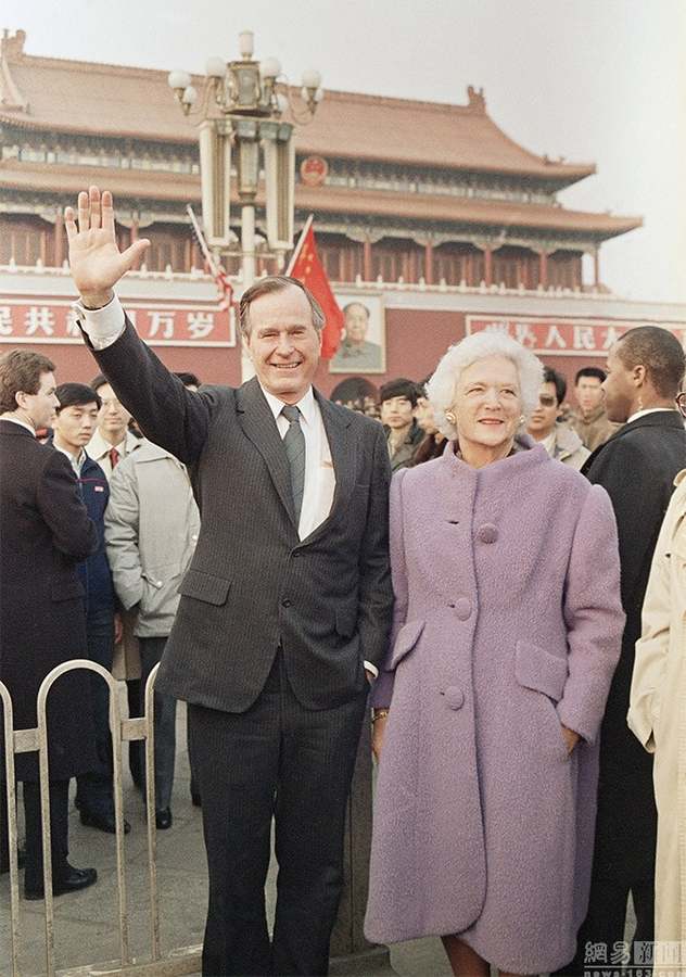 Le 25 février 1989, George H. W. Bush et son épouse saluent la foule sur la place Tian'anmen.