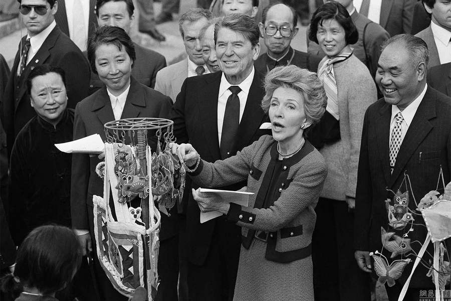 Le 29 avril 1984, Nancy Reagan, la première dame américaine d'alors, demande le prix dans une boutique à Xi'an. 