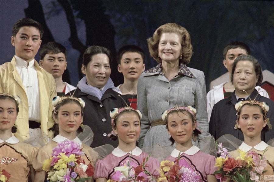 Le 3 décembre 1975, lors de la visite d'Etat de son mari, Betty Ford visite l'Académie de danse de Beijing et pose avec les élèves. 