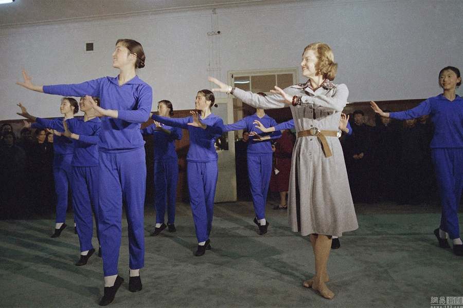 Le 3 décembre 1975, lors de la visite d'Etat de son mari, Betty Ford visite l'Académie de danse de Beijing et apprend à danser aux côtés des élèves. 