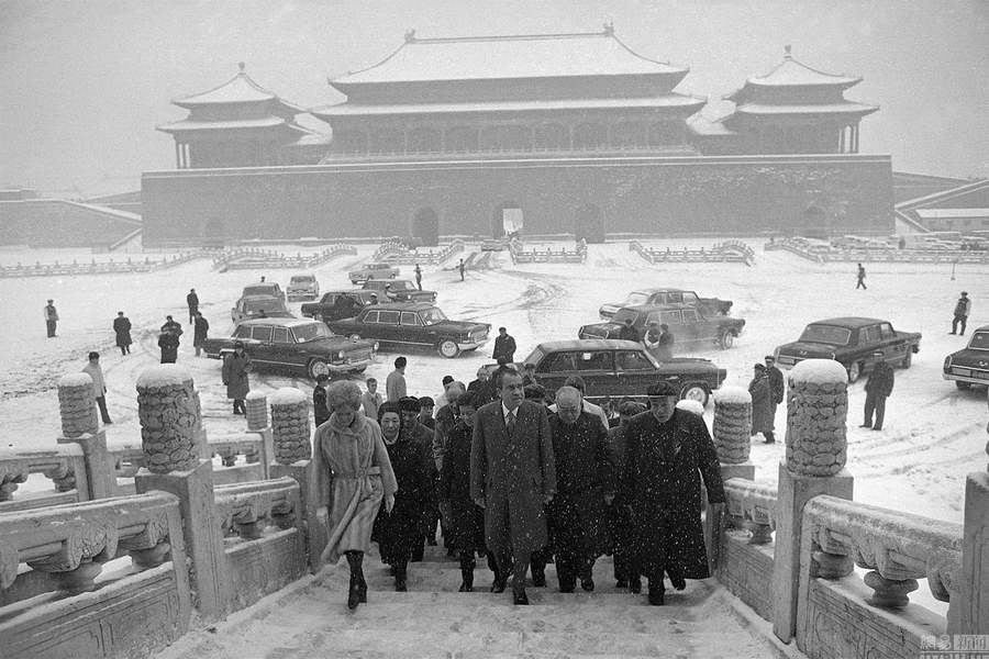 Lors de sa visite en Chine en 1972, le président américain d'alors Richard Nixon et son épouse visitent la Cité interdite.