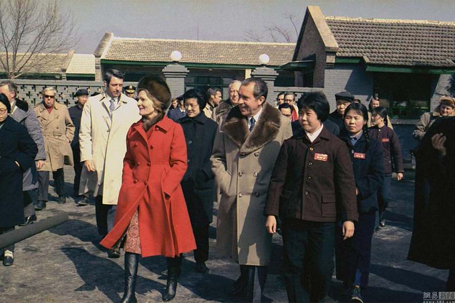 Lors de sa visite en Chine en 1972, le président américain d'alors Richard Nixon visite une commune en compagnie de son épouse.