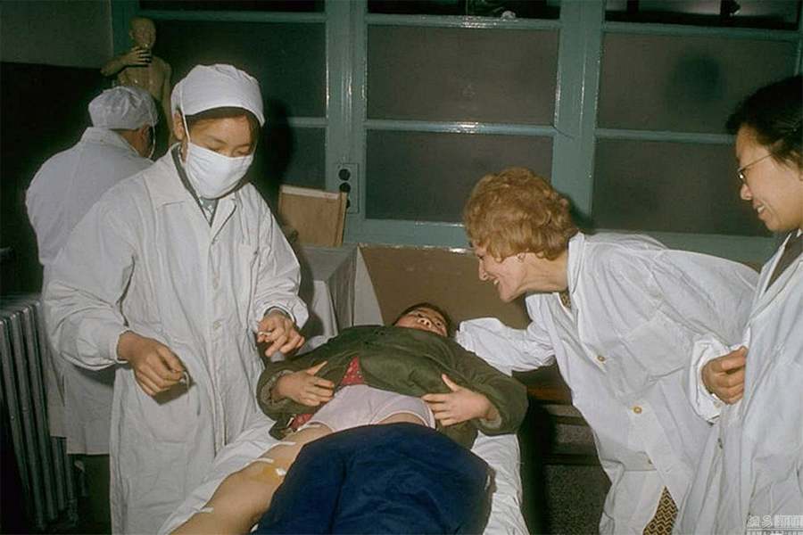 En 1972, lors de la visite de son mari Richard Nixon en Chine, Pat Nixon au chevet d'un enfant malade dans un hôpital à Beijing.