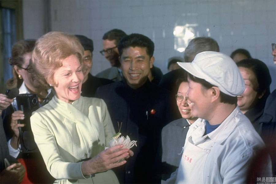 En 1972, lors de la visite de son mari Richard Nixon en Chine, Pat Nixon visite la cuisine de l'Hôtel de Beijing. 