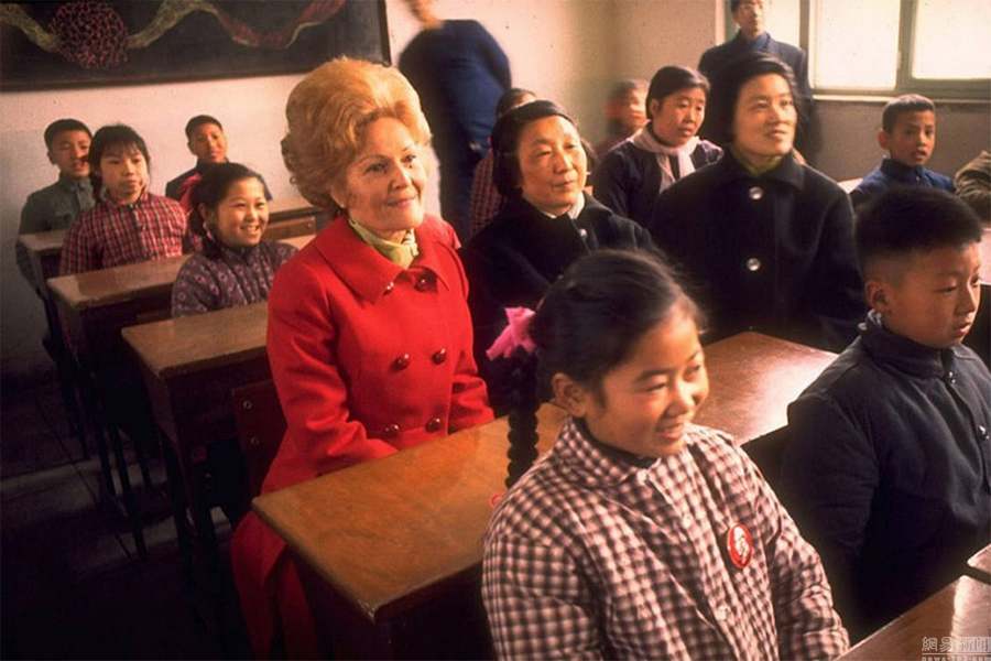En 1972, lors de la visite de son mari Richard Nixon en Chine, Pat Nixon suit des cours dans une école communale avec des élèves. 