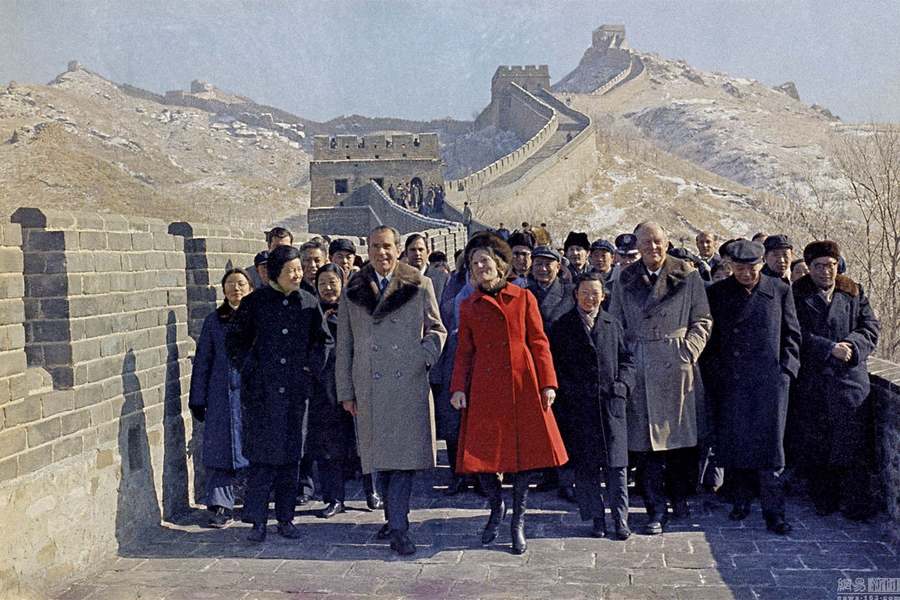Le 24 févier 1972, le président américain d'alors Richard Nixon visite la Grande Muraille avec son épouse lors de sa visite en Chine. 