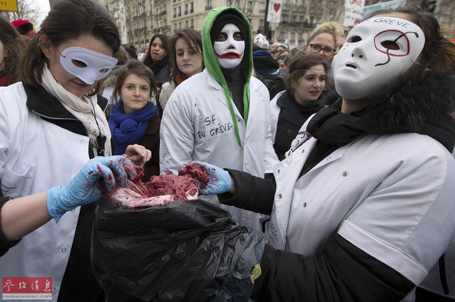 Le 19 février, des sages-femmes qui manifestent jettent des morceaux de viande vers les policiers à Paris. 