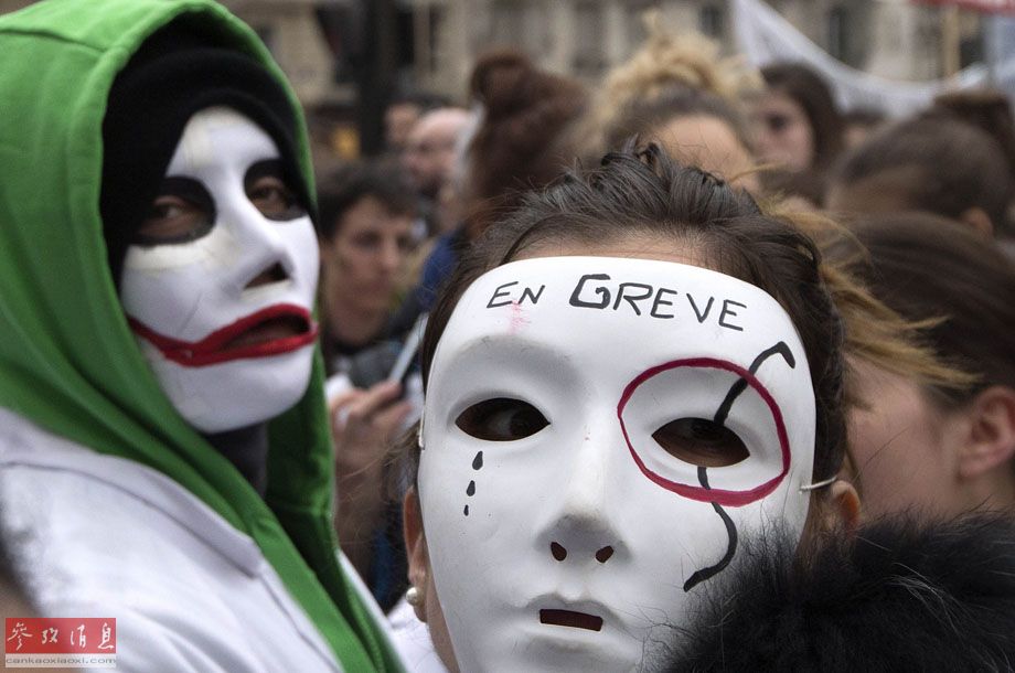 Le 19 février à Paris, des sages-femmes, portant des masques sur lesquelles est écrit « En grève », manifestent pour un nouveau statut médical.