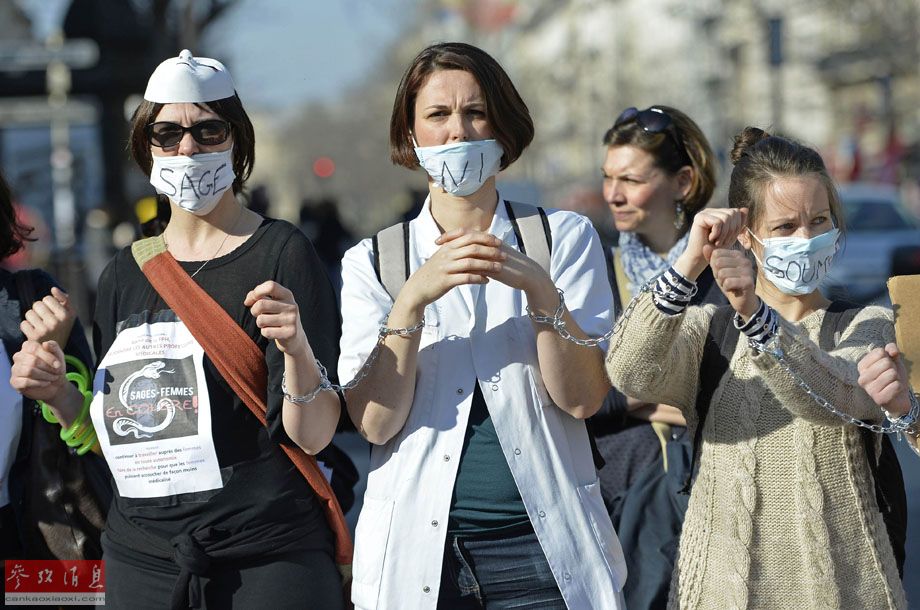 Le 8 mars, des sages-femmes manifestent à Paris.