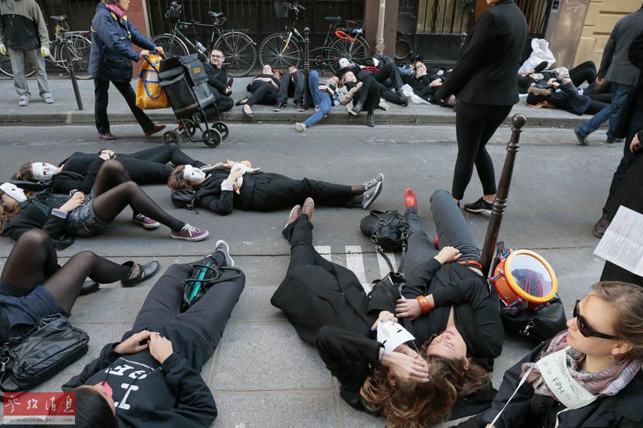Le 20 mars, devant l'entrée d'une agence Pôle emploi à Paris, des sages-femmes sont couchées par terre pour protester contre leur statut qu'elles jugent insuffisant. 