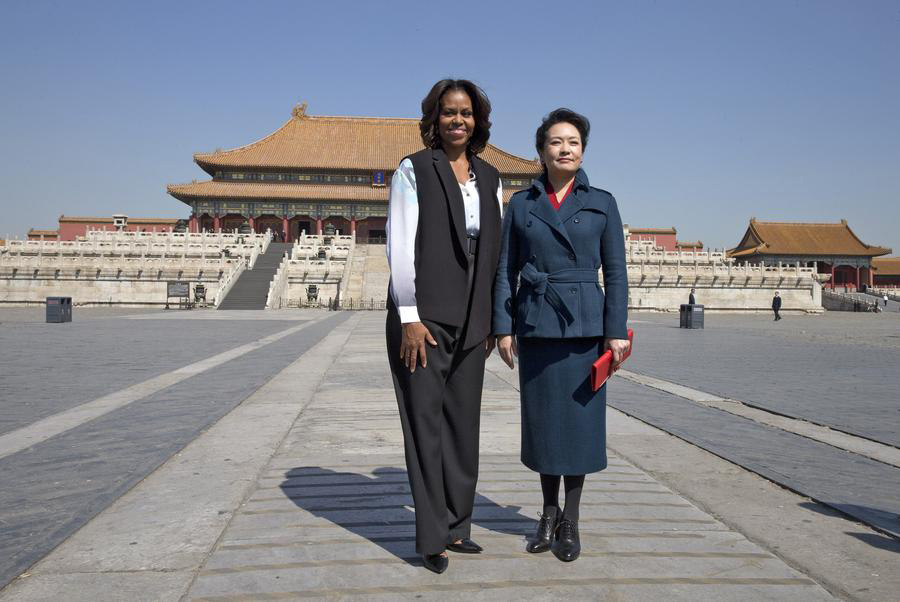La première dame des États-Unis Michelle Obama (à gauche) et Peng Liyuan, épouse du président chinois Xi Jinping, posent pour une photo lors de leur visite de la Cité Interdite à Beijing le 21 mars 2014. [Photo / agences]