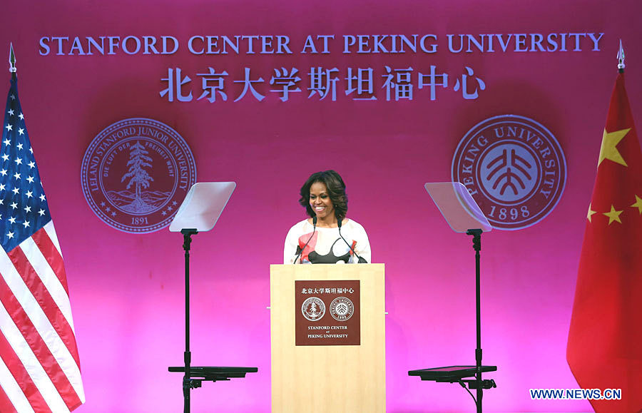 Michelle Obama appelle les jeunes à étudier à l'étranger pour construire "des ponts de compréhension"