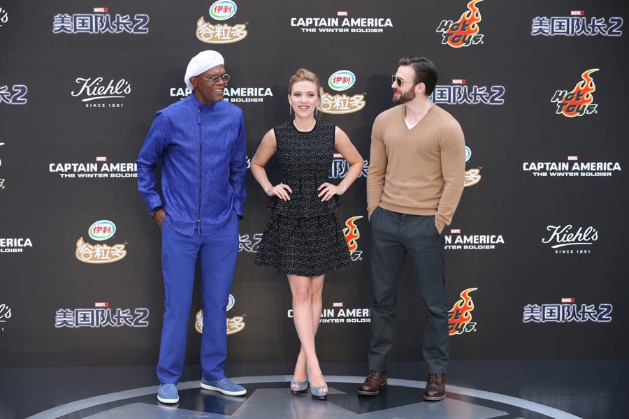 (de gauche à droite) Samuel L. Jackson, Scarlett Johansson et Chris Evans prennent la pose lors de l'événement promotionnel du film "Captain America : The Winter Soldier" à Beijing le 24 mars 2014 
