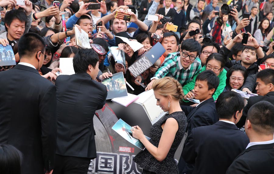 Scarlett Johansson en pleine séance d'autographes pour les fans, lors de l' événement promotionnel du film " Captain America: The Winter Soldier " à Beijing le 24 mars 2014.