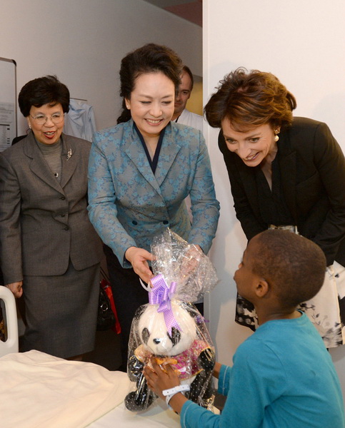 Visite de Peng Liyuan à l'hôpital Necker à Paris (2)