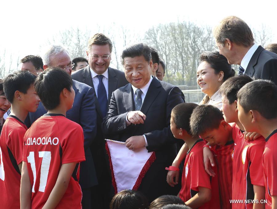 Le président chinois Xi Jinping rend visite à de jeunes footballeurs chinois en Allemagne (2)