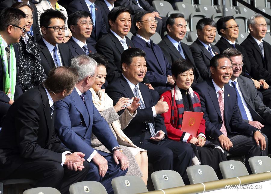 Le président chinois Xi Jinping rend visite à de jeunes footballeurs chinois en Allemagne (3)