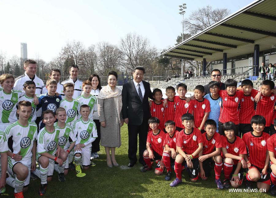 Le président chinois Xi Jinping rend visite à de jeunes footballeurs chinois en Allemagne