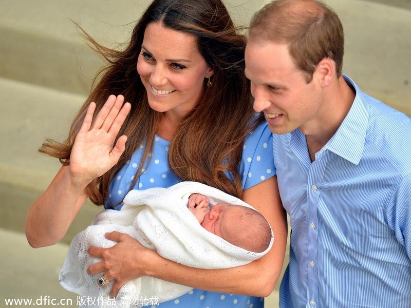 Le prince William et son épouse Kate, Duchesse de Cambridge apparaissent avec leur bébé, à l'extérieur de l'aile Lindo de l'hôpital St Mary, dans le centre de Londres, le 23 juillet 2013.