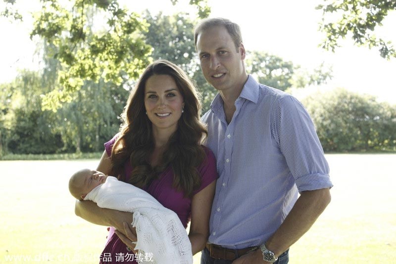 Le Prince William et son épouse Kate, Duchesse de Cambridge, posent dans le jardin de la maison de famille Middleton à Bucklebury, dans le Sud de l'Angleterre, avec leur fils le Prince George, dans cette photo non datée publiée a Londres le 19 août 2013.