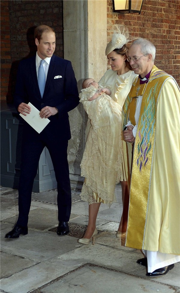 Kate, Duchesse de Cambridge se promène avec son mari le Prince William et l'archevêque de Canterbury Justin Welby, en portant son fils, le Prince George, après son baptême au Palais St James à Londres, le 23 octobre 2013.