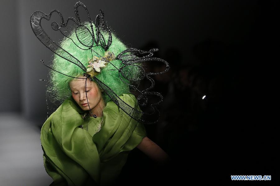 Un mannequin présente une création du styliste Hu Sheguang lors de la semaine de la mode internationale de Chine à Beijing, le 30 mars 2014.