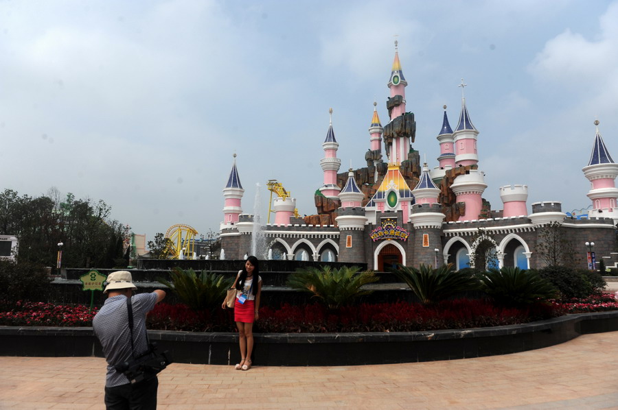 Pose devant un site, ressemblant au parc Disney à Zhuzhou, la province du Hunan, le 12 septembre 2011. [Photo/Asianewsphoto]