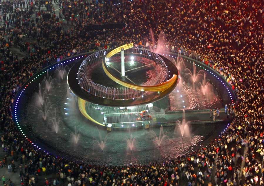Grand rassemblement à l'occasion d'un spectacle d'une fontaine d'eau sur la place Tianfu à Chengdu, la province du Sichuan (2007). [Photo/Asianewsphoto]