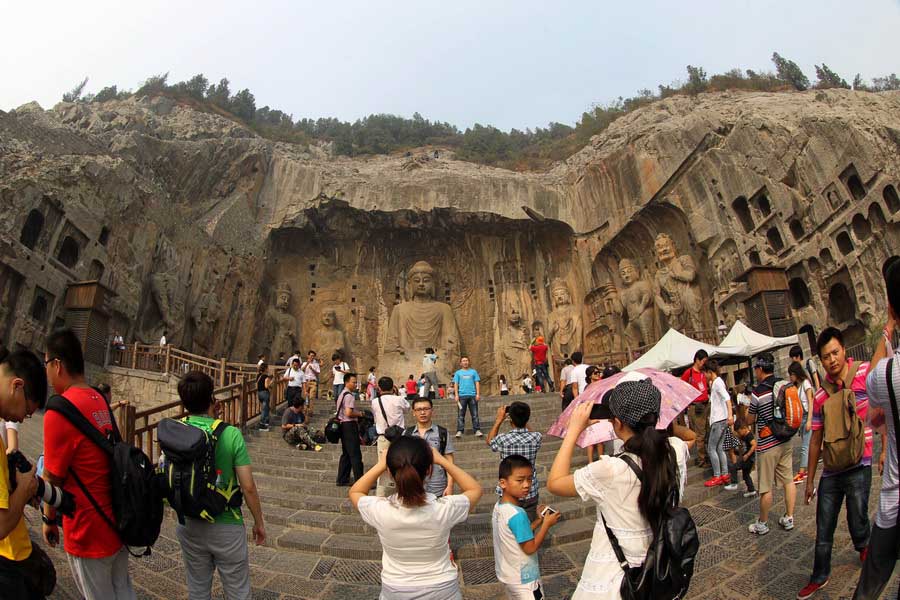 De nombreux visiteurs devant les grottes scéniques de Longmen à Luoyang endroit pittoresque, la province du Henan, le 19 septembre 2013. [Photo/Asianewsphoto]