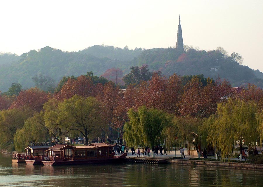 Des touristes se promènent autour du lac de l'Ouest à Hangzhou, la province du Zhejiang (archives 2005). [Photo/Asianewsphoto]