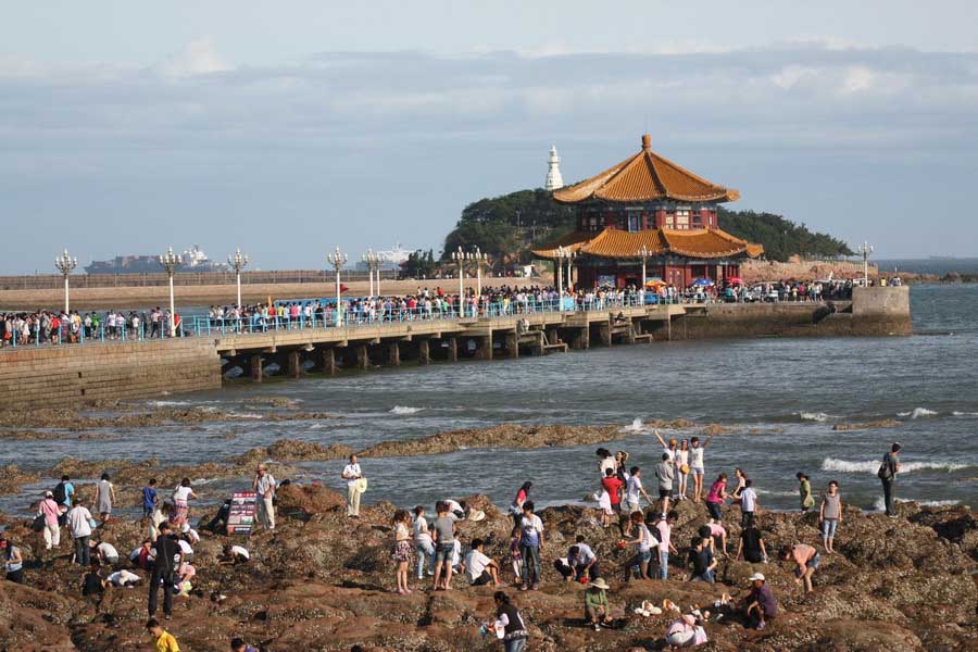 Des touristes visitent Zhanqiao Pier, un célèbre site de Qingdao, la province du Shandong, le 11 juillet, 2011.[Photo/Asianewsphoto]