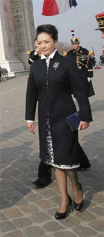Les tenues de la première dame de Chine durant ses visites en Europe (12)